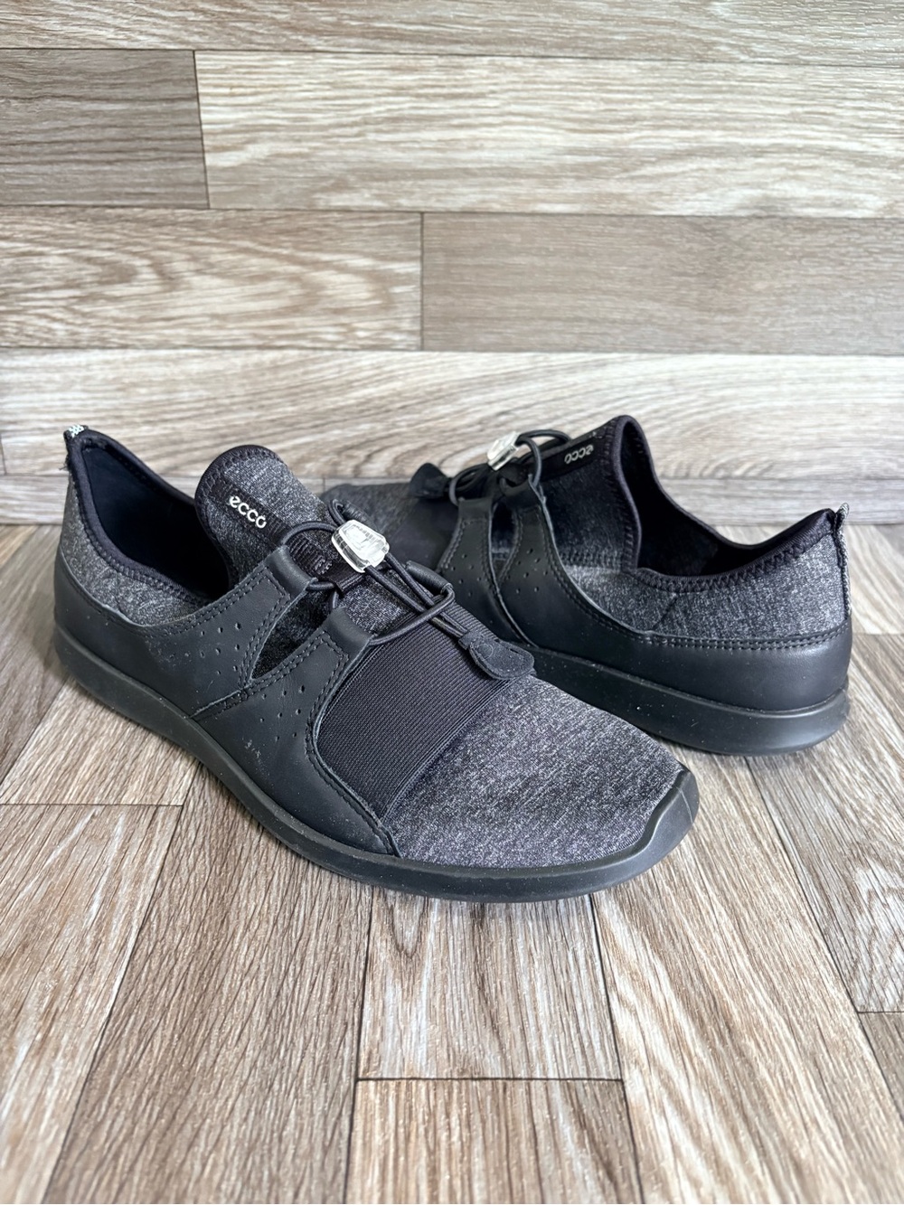ECCO Women's Sense Elastic Toggle Sneakers Black & Gray Bungee Laces Sz 9